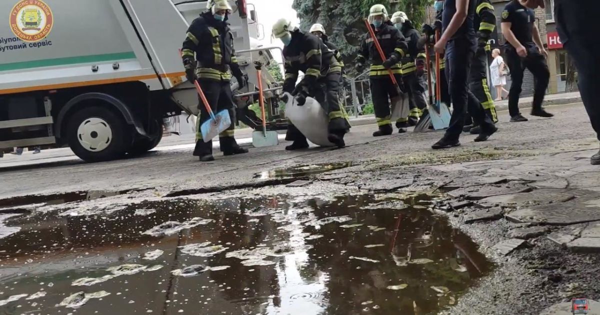 В Мариуполе на улицу с заброшенного завода вытекло неизвестное вещество