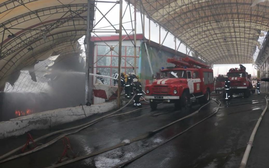 Рынок "Барабашово" в Харькове горел в течение двух часов / © ГСЧС
