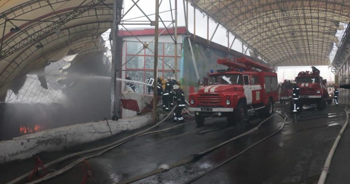 Рынок "Барабашово" в Харькове горел в течение двух часов / © ГСЧС