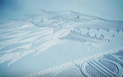 Зима близко: фанат-художник вытоптал в снегу гигантский герб Старков