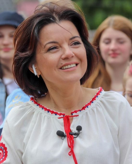 Марічка Падалко заспівала переможну Stefaniа на центральній площі Калуша з місцевими дітьми