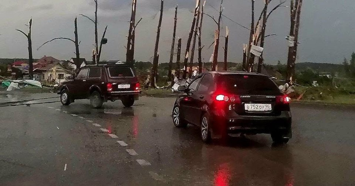РФ атакує потужний торнадо — смерч зносить дахи, нищить авто, обриває дроти (фото, відео)