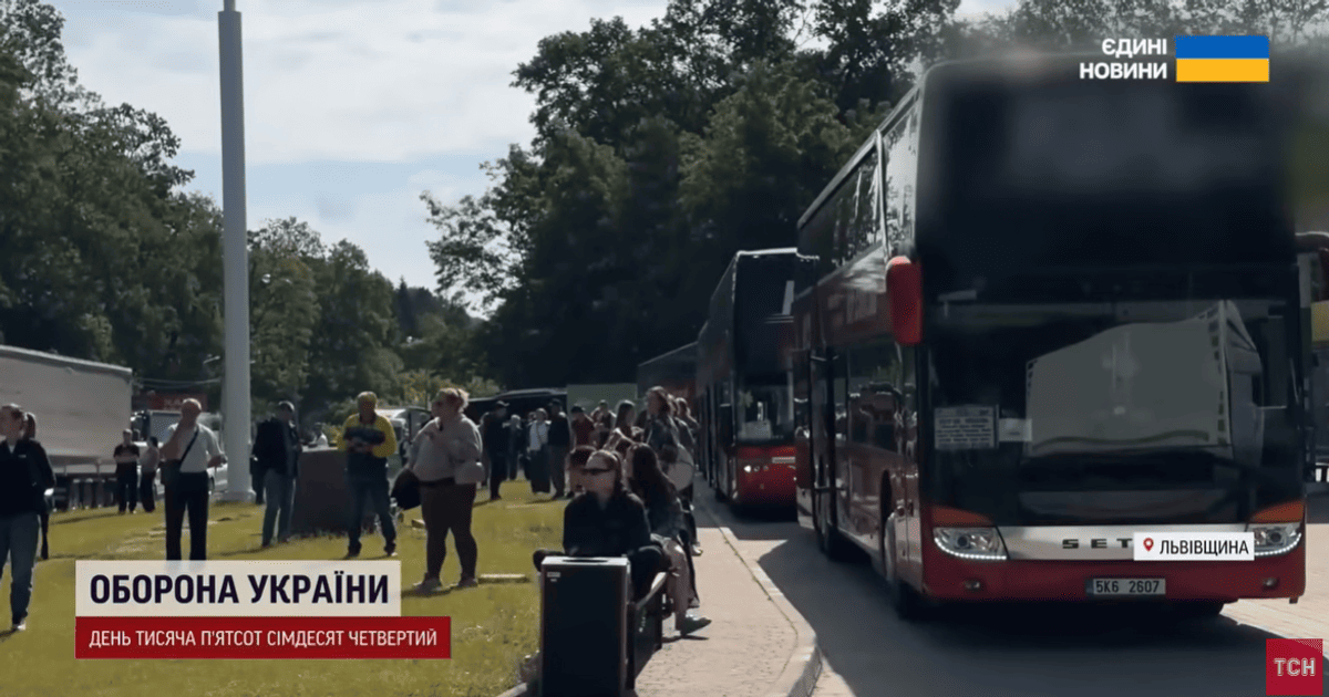 Пасажирські автобуси застрягли на кордоні