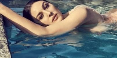 Топлес в бассейне: Моника Беллуччи поделилась с поклонниками откровенным фото