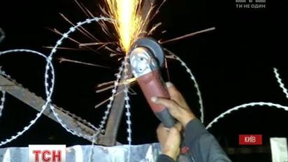 У Києві розлючені мешканці знесли паркан на парковці, який встановив забудовник незаконно