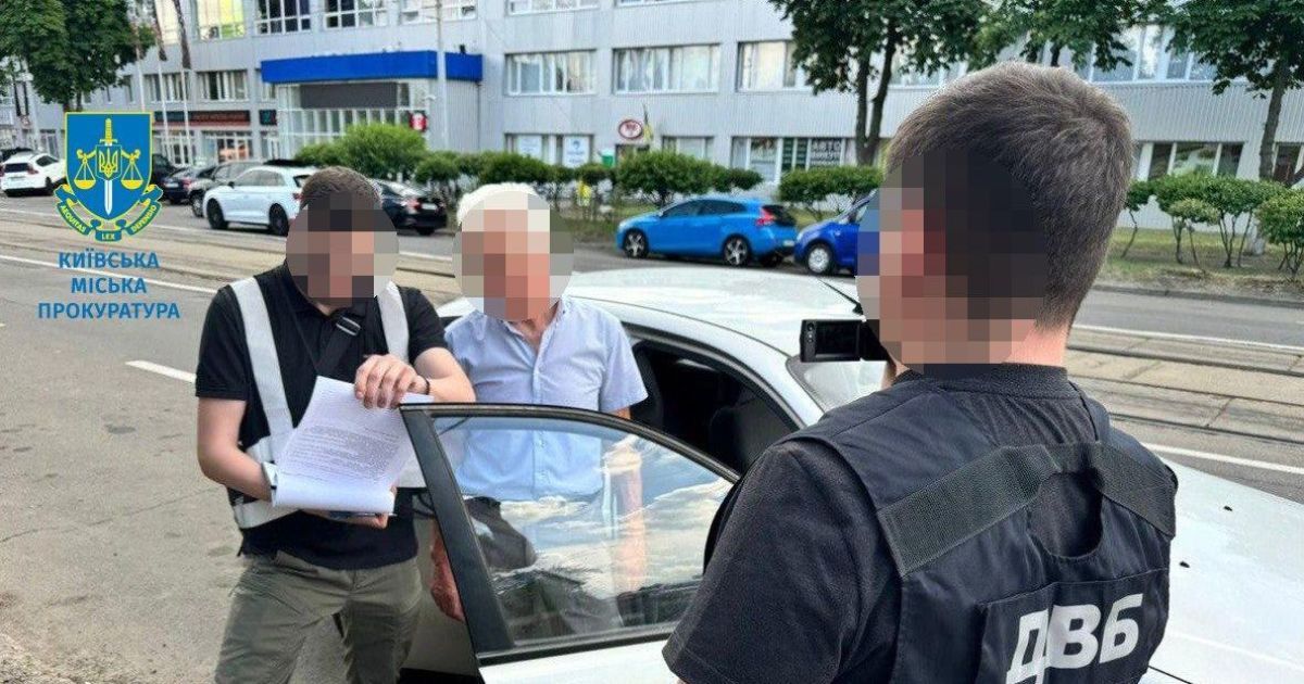 Мошенник за 15 тысяч гривен помогал переоформить автомобили в сервисных центрах