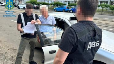 Шахрай за 15 тисяч гривень допомагав переоформити автомобілі у сервісних центрах