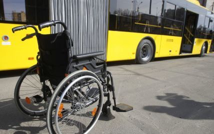 В Киеве на зебре водитель на скорости задел мужчину на инвалидной коляске и скрылся