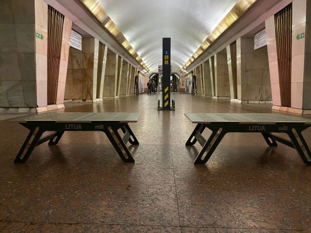 18 станцій метро укомплектовані додатковими модульними сидіннями / фото КМДА
