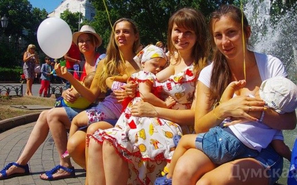 Десятки одеситок з дітьми відзначили в Міському саду початок Всесвітнього тижня вигодовування грудьми / © Думская