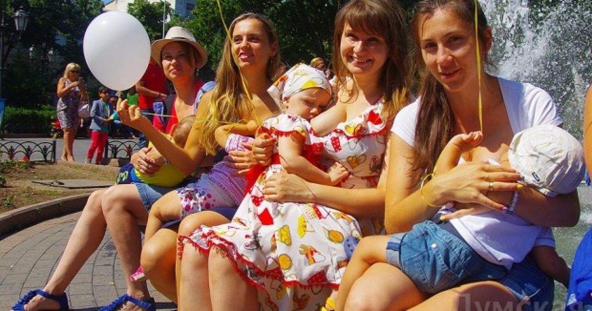 Десятки одесситок с детьми отметили в Городском саду начало Всемирной недели поддержки грудного вскармливания / © Думская