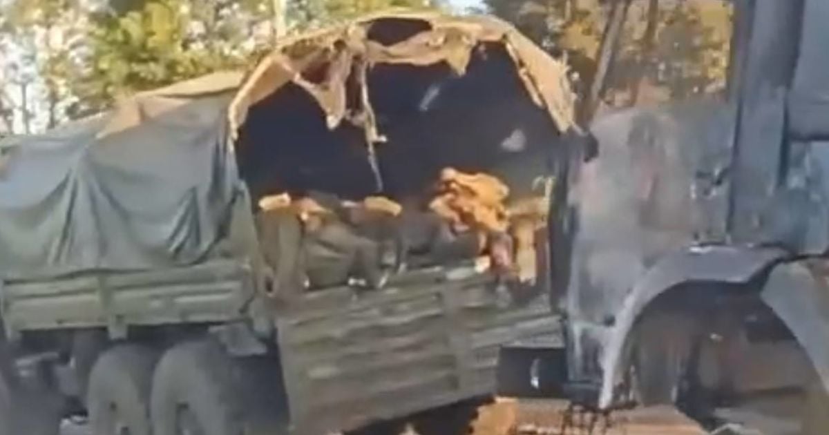 Уничтоженные грузовики с погибшими российскими военными