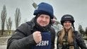 Журналістка телеканалу Freedom Олена Губанова та оператор Євген Кармазін