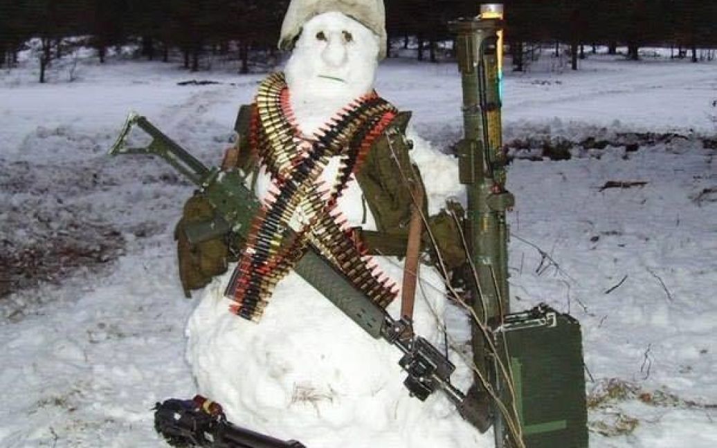 Боевой снеговик от полка "Азов" / © facebook.com / Василь Савчур