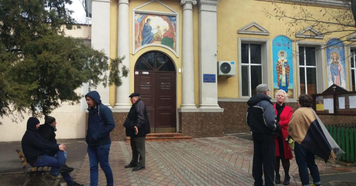 В одесском соборе ПЦУ жена запрещенного в служении священника спровоцировала драку