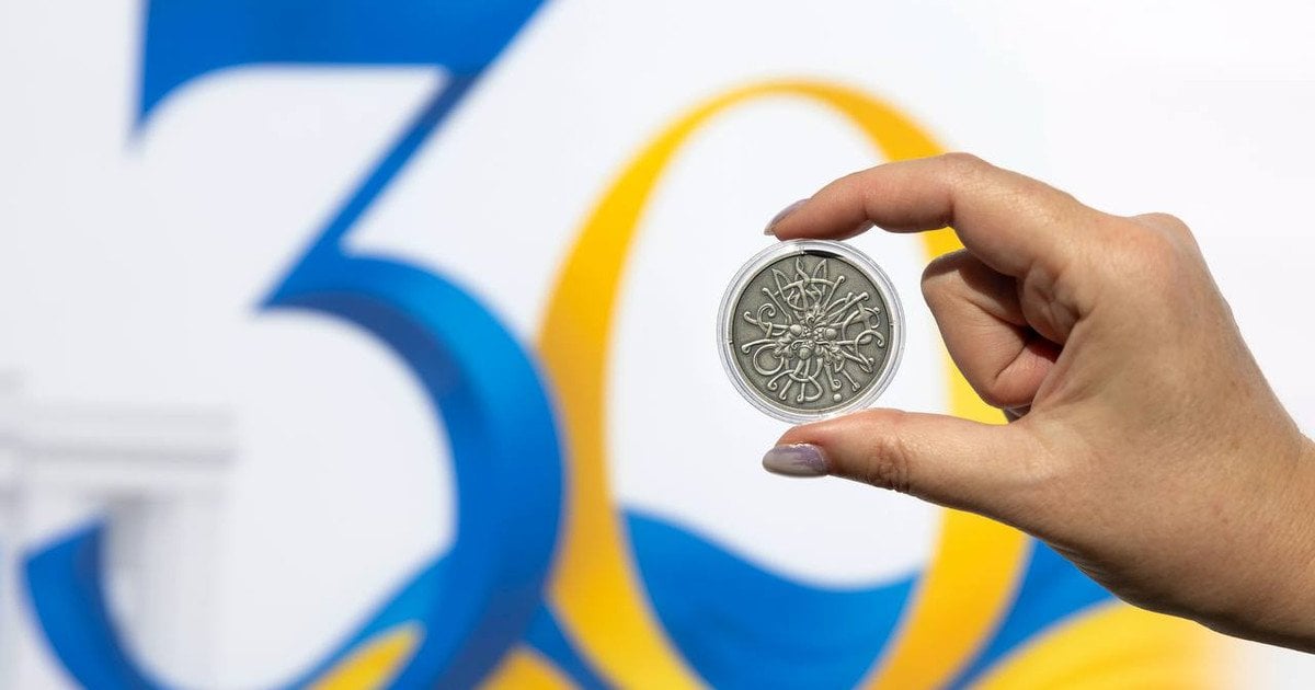 Монета «30 лет Конституции Украины»