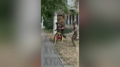 В Одесі працівники ТЦК забрали в бус чужого собаку