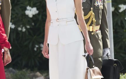 Вся в білому: королева Летиція вийшла на публіку в новому витонченому образі
