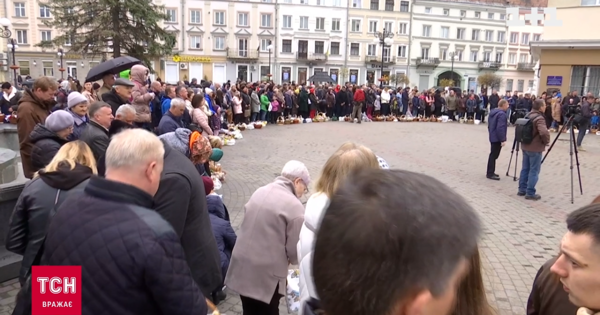На Прикарпатті напередодні святили паски на центральній площі, а у Львові влаштували ледь не освячуваний "конвеєр"