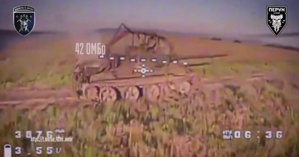 Один из танков Т-62, которыми враг пытался прорвать украинскую оборону в Харьковской области.