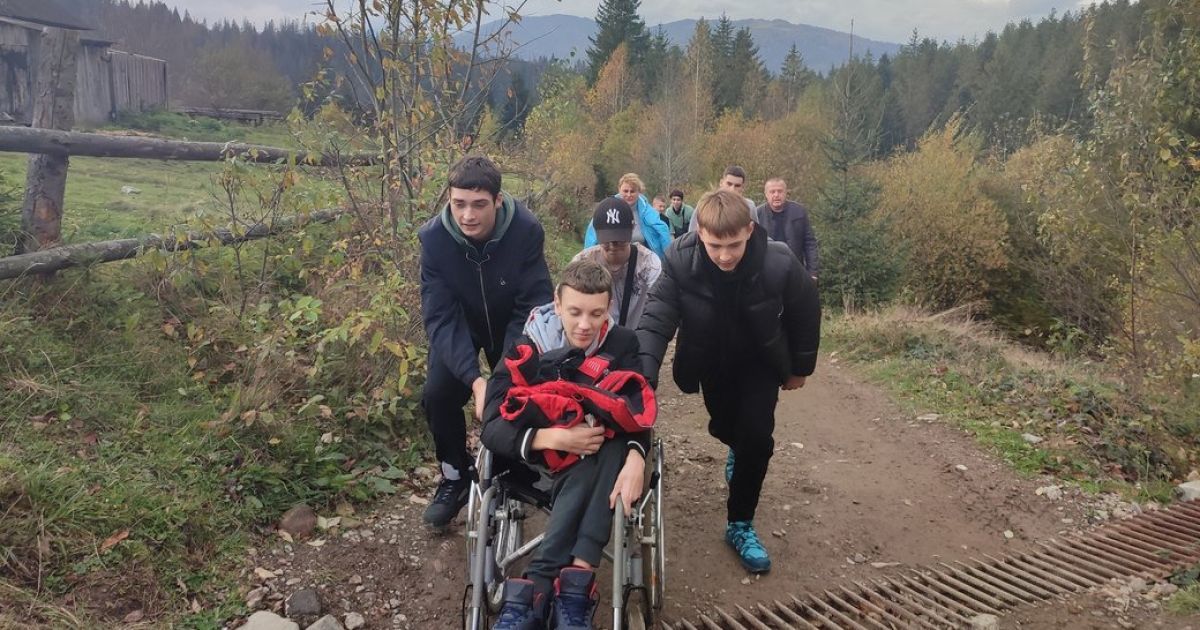 Однокласники піднімаються на гору в Карпатах з Павлом