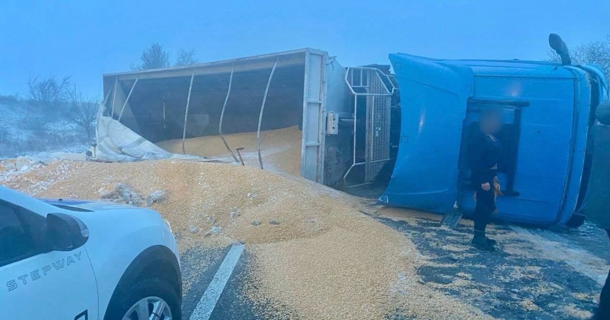 На трассе Одесса-Рени перевернулся грузовик с зерном