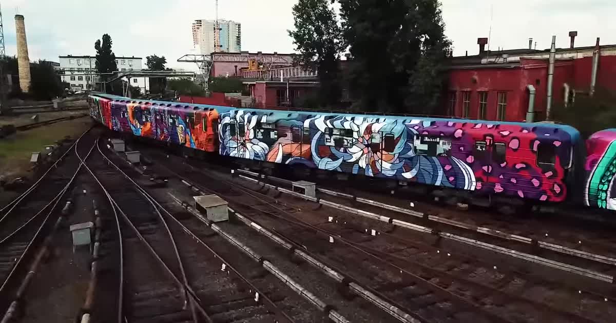 У київському метро почав курсувати поїзд-мурал