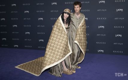 Завернулись в одеяло: Билли Айлиш с бойфрендом пришли на мероприятие в странном пижамном образе от Gucci