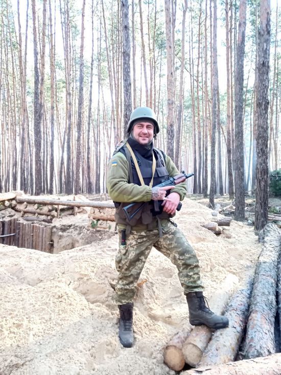 "Кайфонув": воїн ЗСУ серед речей окупантів знайшов викрадену скрипку та зіграв на ній (відео)