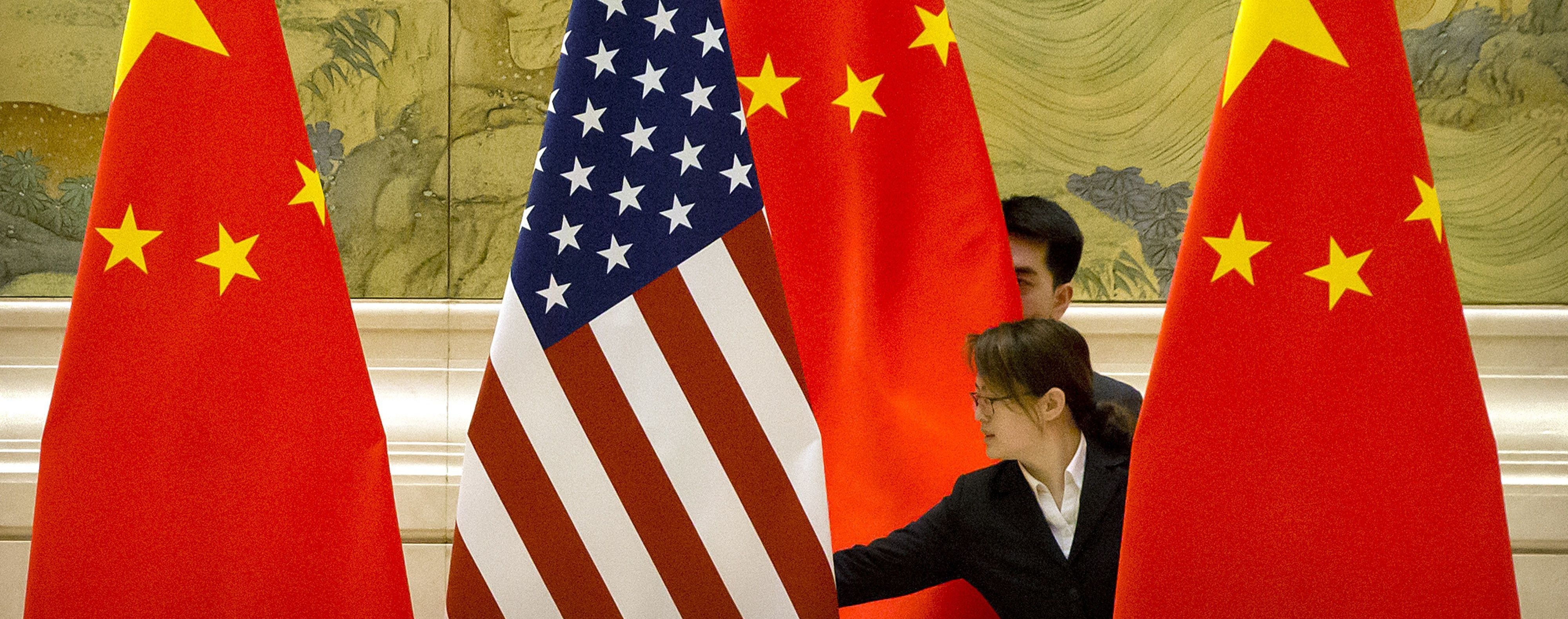 Китай пригрозил компаниям, которые поддержат запрет США продавать технологии - NYT