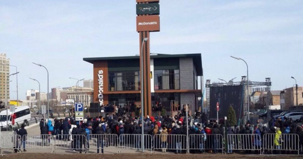 Відкриття першого в Казахстані McDonald's: жителі Астани вистоюють у черзі по кілька годин