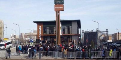 Открытие первого в Казахстане McDonald's: горожане выстаивают в очереди по несколько часов