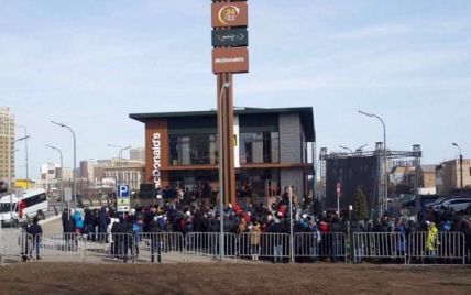 Открытие первого в Казахстане McDonald's: горожане выстаивают в очереди по несколько часов