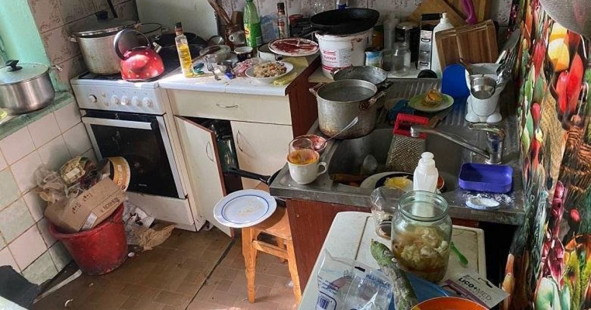 У Києві вилучили немовля в горе-матусі: сім'я жила, як на смітнику (фото)