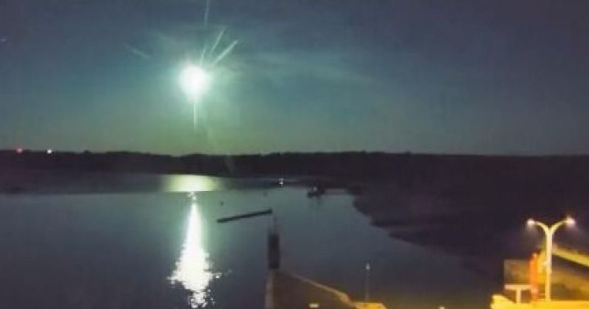 Осяяв небо й наполохав людей: на території Франції впав справжній метеор