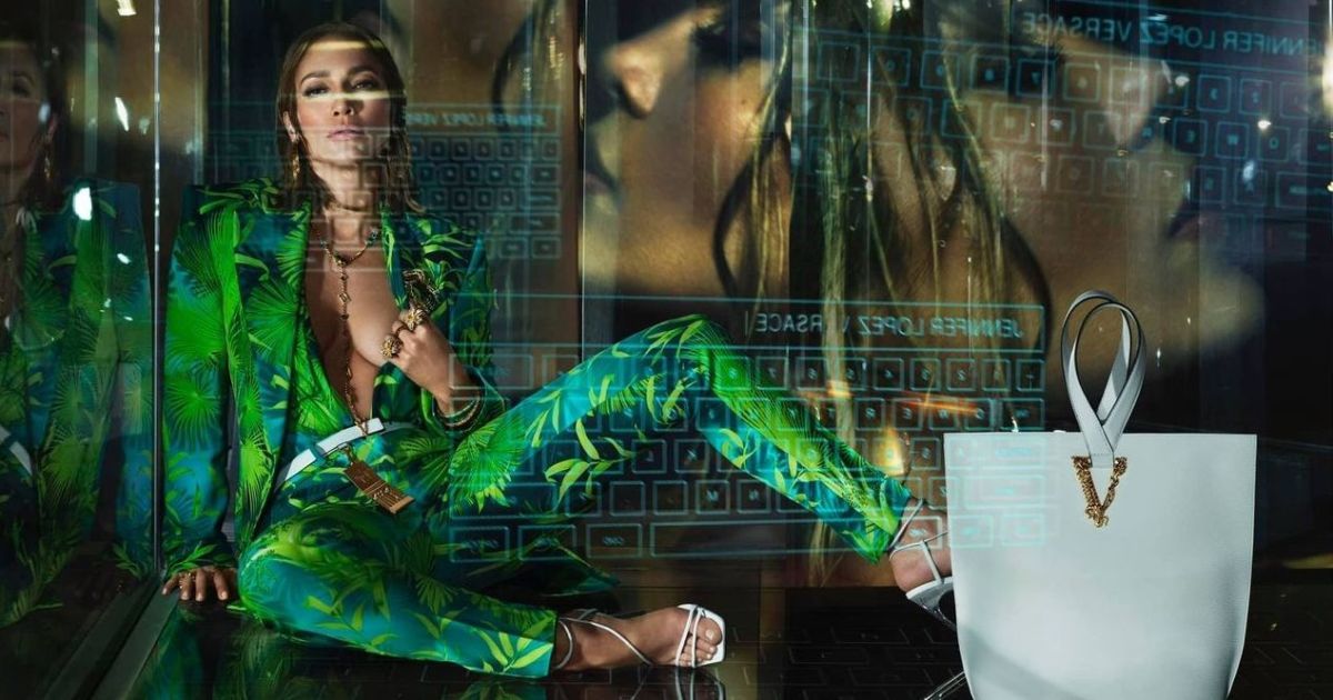 Дженніфер Лопес і Кендалл Дженнер в рекламній кампанії Versace весна-літо 2020
