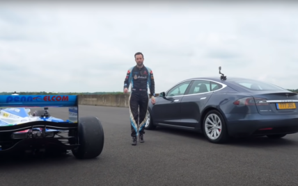 Электрокар Tesla Model S устроил эпическую дуэль на треке с болидом "Формулы-1" (видео)