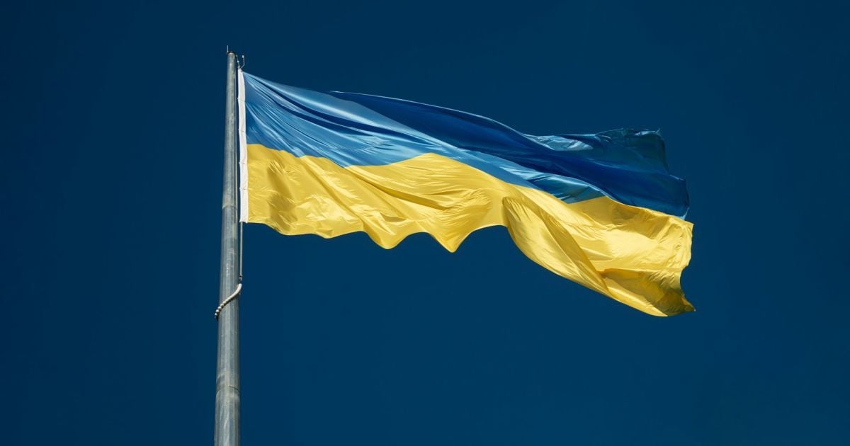 У Києві тимчасово приспустили найбільший прапор України через погіршення погоди