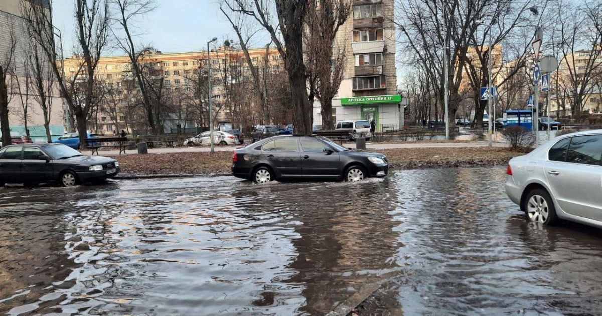 На столичной Русановке прорвало водопровод