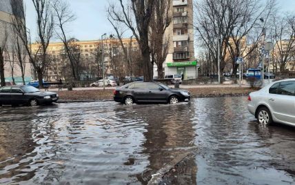 На столичній Русанівці прорвало водогін: без води залишилися будинки та заклади освіти (фото, відео)