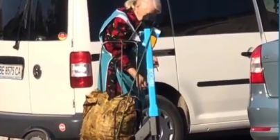 Одна тягла в руках, інша - на тачці: у Миколаєві дві підприємливі пенсіонерки поцупили орендні самокати (відео)