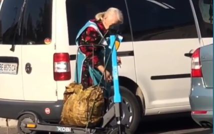 Одна тягла в руках, інша - на тачці: у Миколаєві дві підприємливі пенсіонерки поцупили орендні самокати (відео)