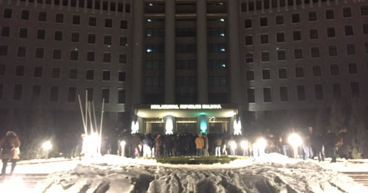Активисты собираются в центре города, требуют выборов, отставки нового правительства.