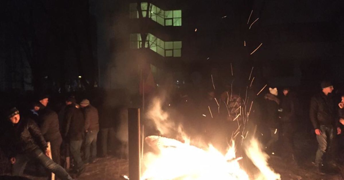 Активисты собираются в центре города, требуют выборов, отставки нового правительства