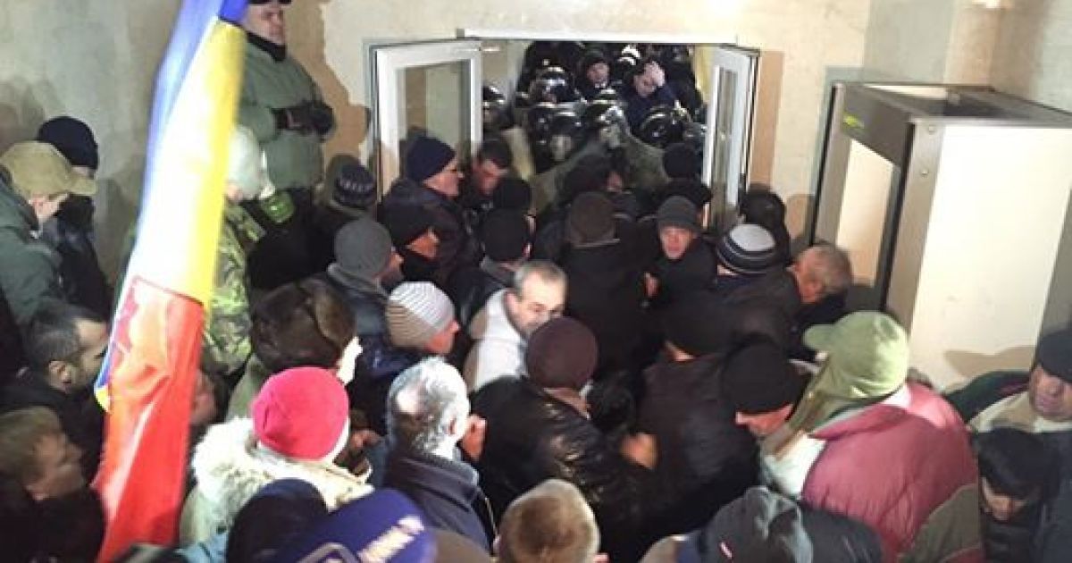 Активисты собираются в центре города, требуют выборов, отставки нового правительства.