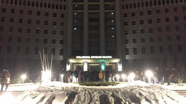 Активисты собираются в центре города, требуют выборов, отставки нового правительства. / © Facebook.com/vladimir.soloviev.5