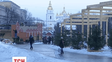 В центре Киева разбирают рождественский городок