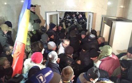 Митингующие вытеснили полицию из здания молдавского парламента