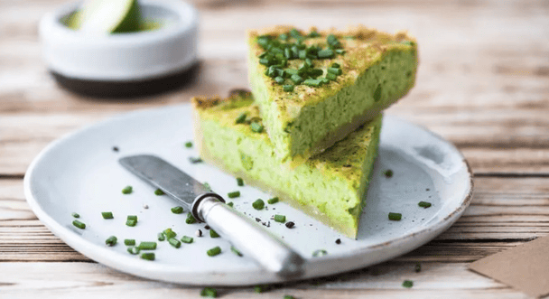 Вкусный и простой весенний тарт со сметаным и зеленым луком: рецепт
