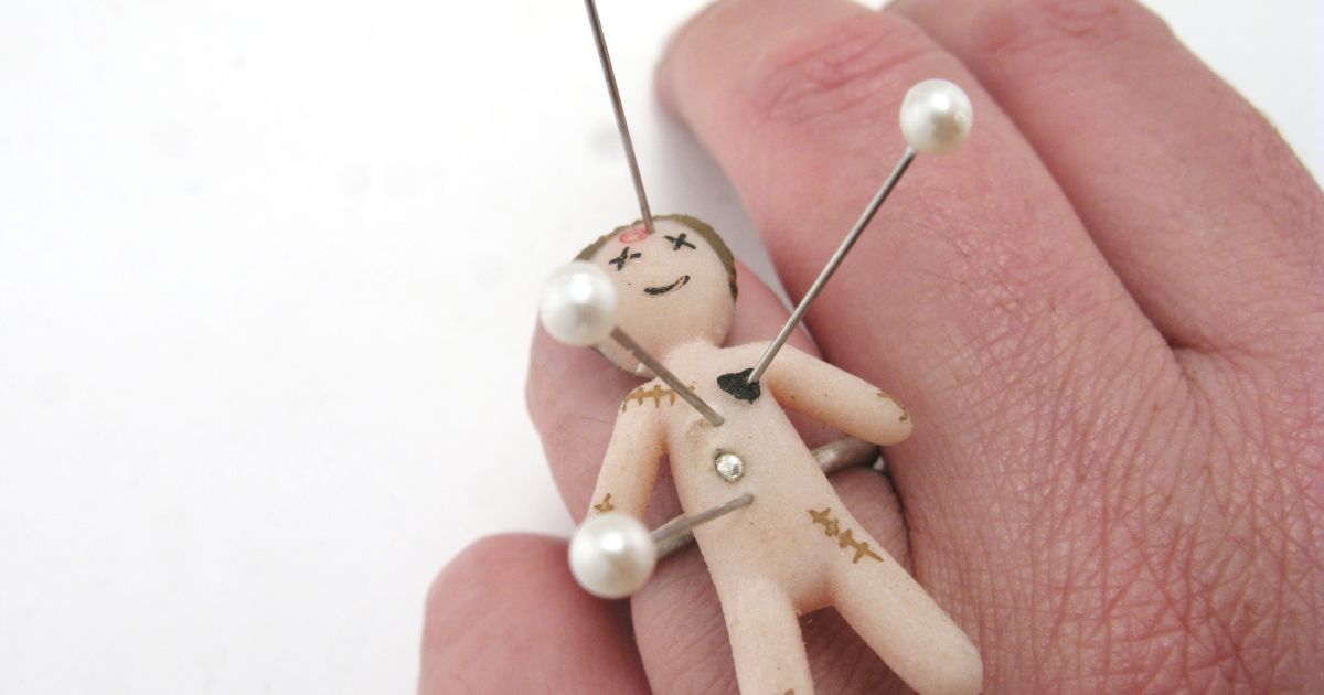 В Індії "чорний маг" запхнув у 3-річну дівчинку з десяток голок